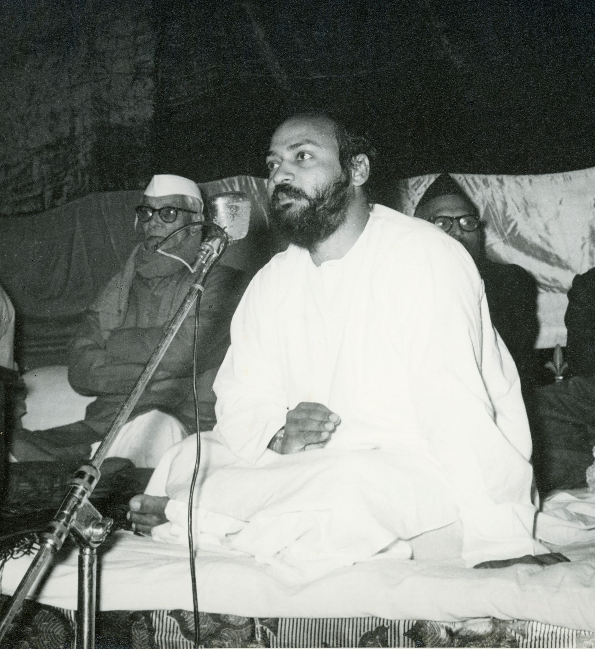 Osho speaking on stage, circa 1958–59