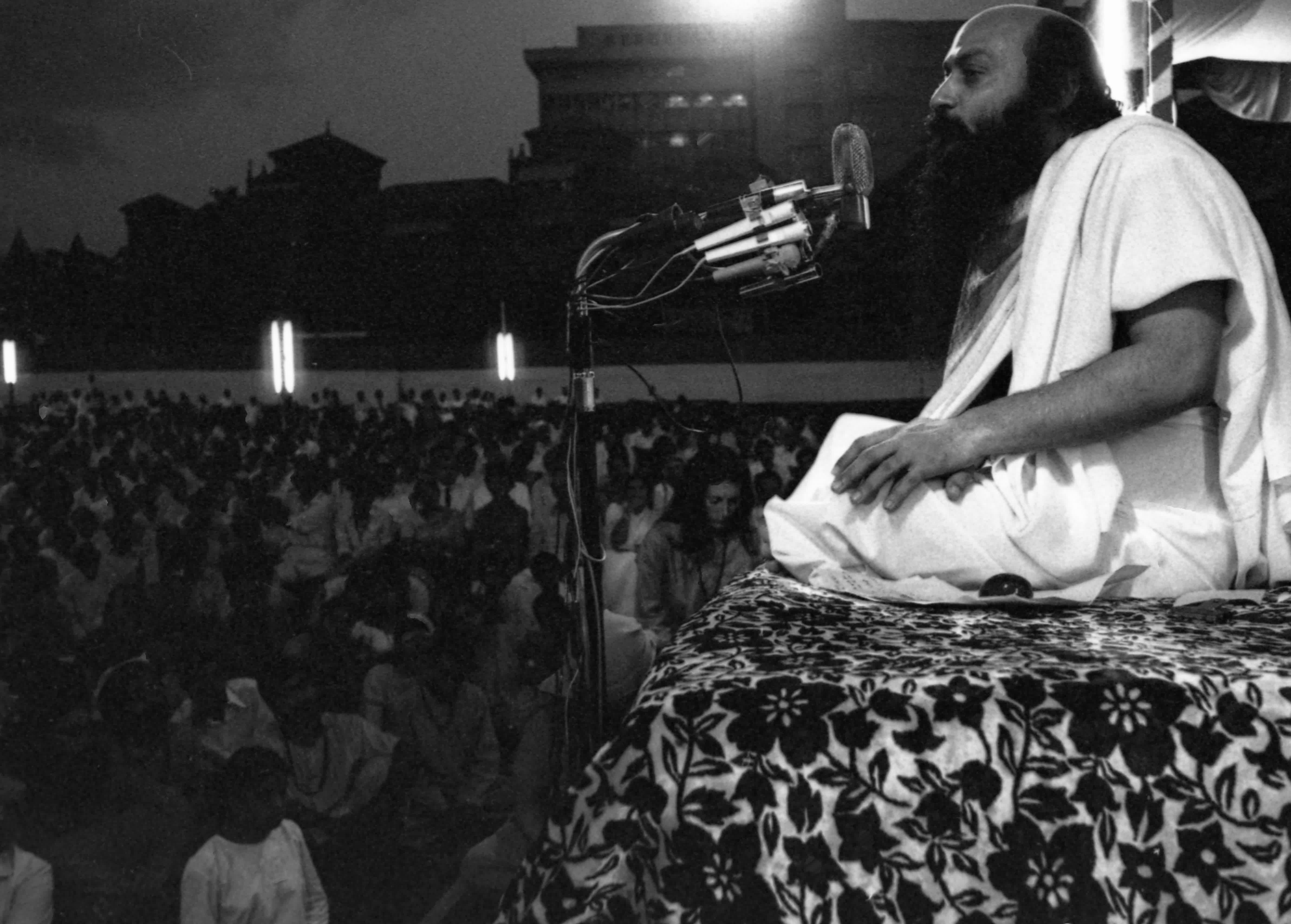 Osho speaking to a gathering in Bombay